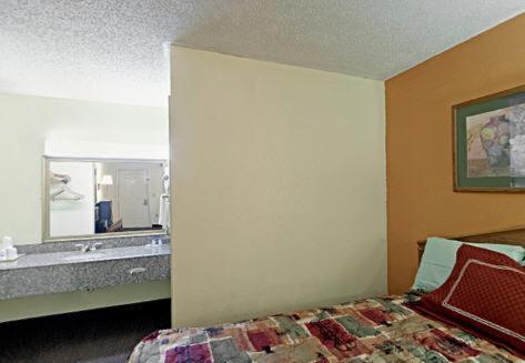 Rodeway Inn Кантон Екстериор снимка